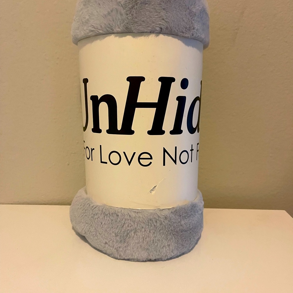 NEW Unhide Lil March Blanket Silver